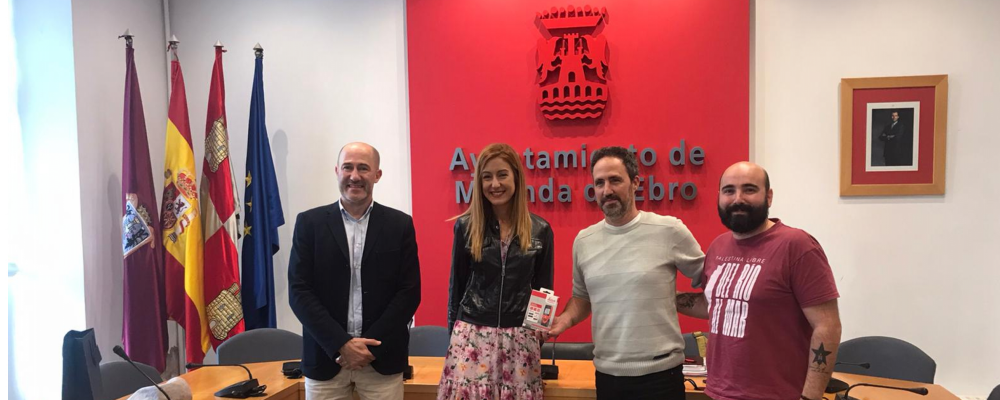 Entrega del primer premio del Concurso de fotografía al colegiado de Burgos, Rodrigo Viloria