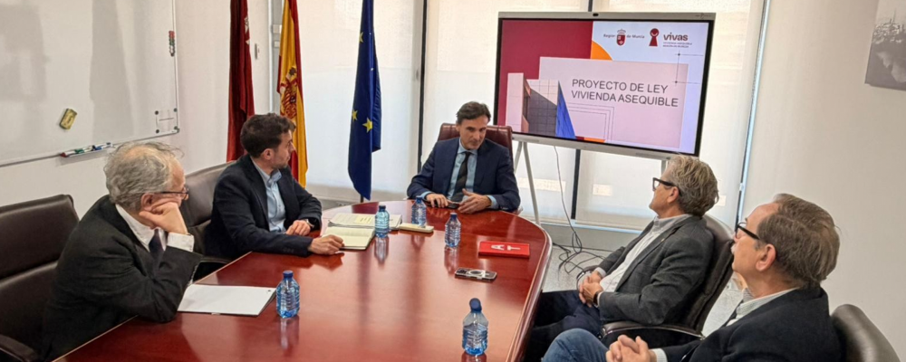 El Gobierno regional se reúne con los colegios profesionales para avanzar en la futura Ley de Vivienda Asequible