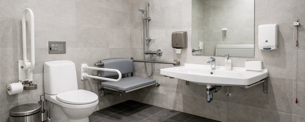 El colectivo de arquitectos técnicos, llamado a mejorar la accesibilidad para personas ostomizadas