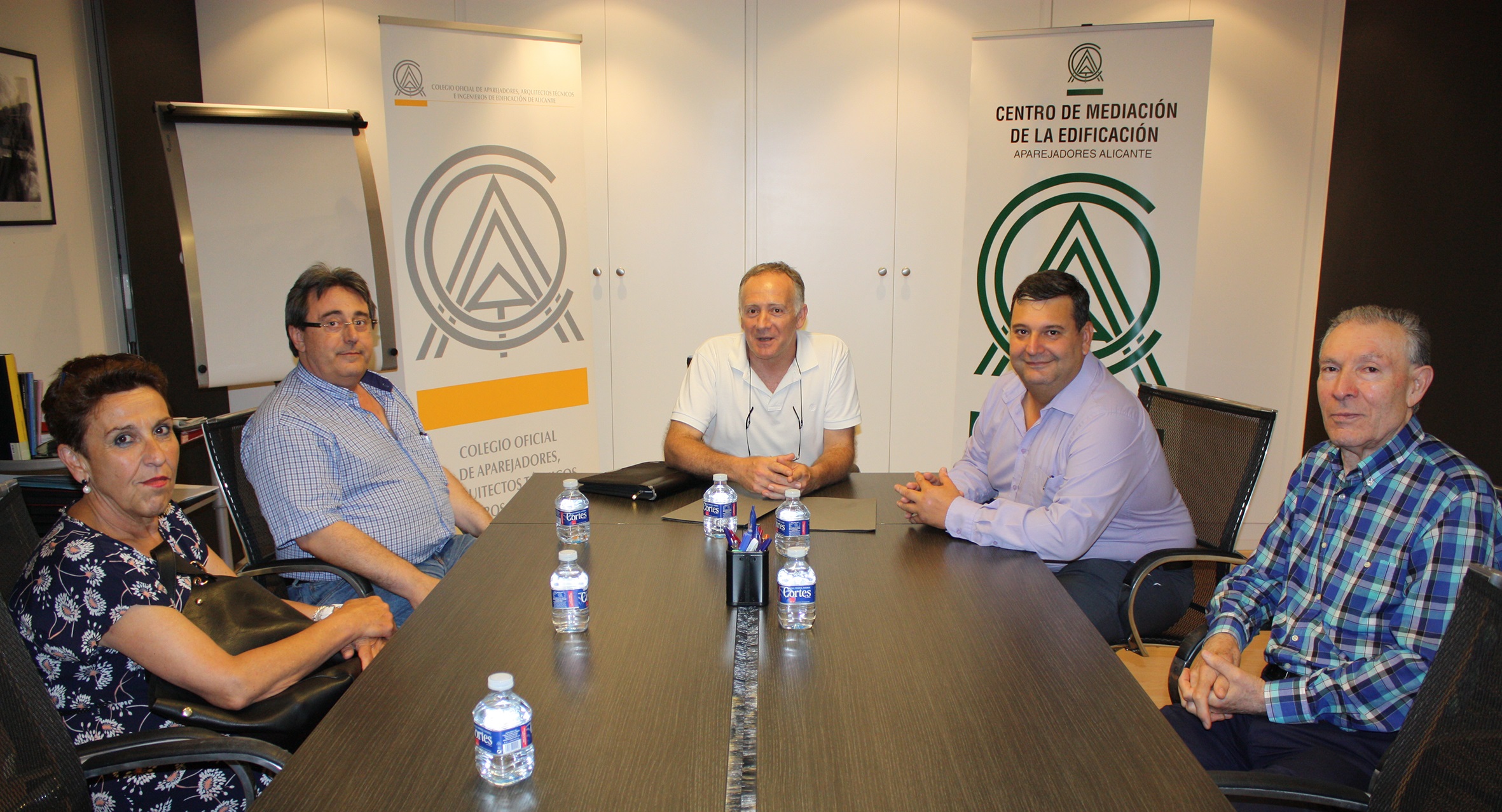 El Colegio de Aparejadores de Alicante firma un convenio con los vecinos del casco antiguo de Alicante para elaborar un libro blanco que defina las bases para recuperar el potencial de la zona.