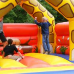 El Colegio de Aparejadores de Alicante elabora un proyecto de normativa para regular la instalación de hinchables infantiles 